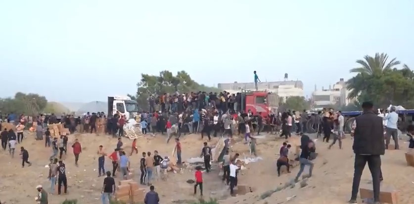 Çaresiz Filistinliler yardım konvoyunu kuşatıp yağmaladı