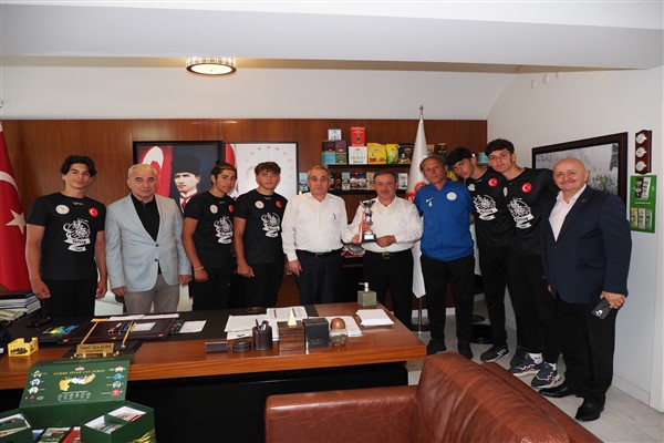 Çaykurspor Kulübü Başkanı Alim, Uluslararası Rafting Grand Prix şampiyon takımını ödüllendirdi