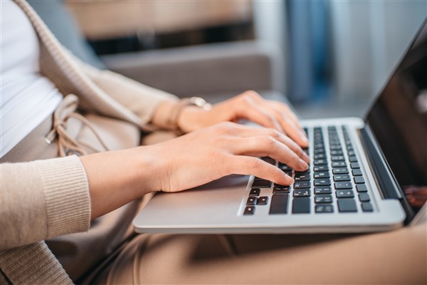 Cep telefonu ve bilgisayardan yayılan mavi ışık yaşlandırıyor