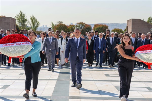 CHP Genel Başkanı Özel, Ecevit ve Baykal'ı mezarı başında andı