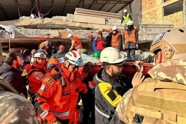 Çin'den Ramunion Kurtarma Ekibi biri çocuk iki kişiyi kurtardı