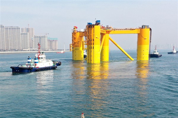 Çin'in ilk derin deniz yüzer rüzgar enerjisi platformu denize açıldı