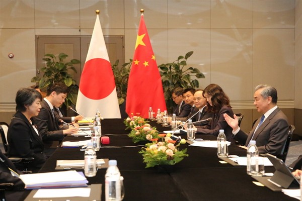Çin ve Japonya dışişleri bakanları bir araya geldi