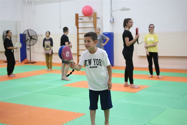 Çocuklara sporla iç içe tatil