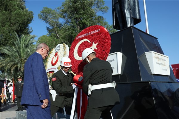 Cumhurbaşkanı Erdoğan, Lefkoşa’da Atatürk Anıtı’na çelenk bıraktı