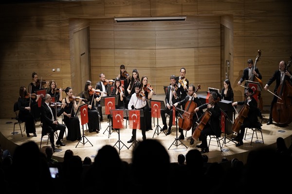 Cumhurbaşkanlığı Senfoni Orkestrası  23 Nisan'ı Atahan Dinç'le kutladı