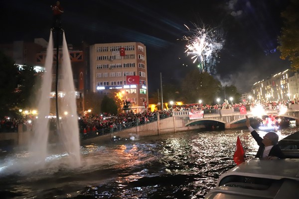 Cumhuriyetin 100. yılında Eskişehir'de Fener Alayı düzenlendi