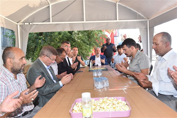 Davutoğlu, şehit Koca'nın ailesini ziyaret etti