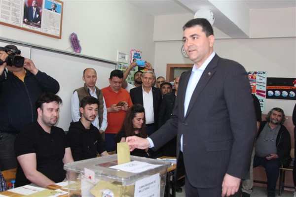 Demokrat Parti Genel Başkanı Uysal, oyunu kullandı