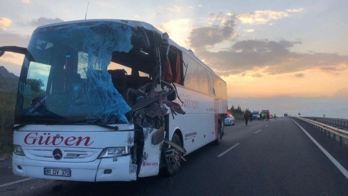 Denizli'de kaza: 2 ölü, 20 yaralı