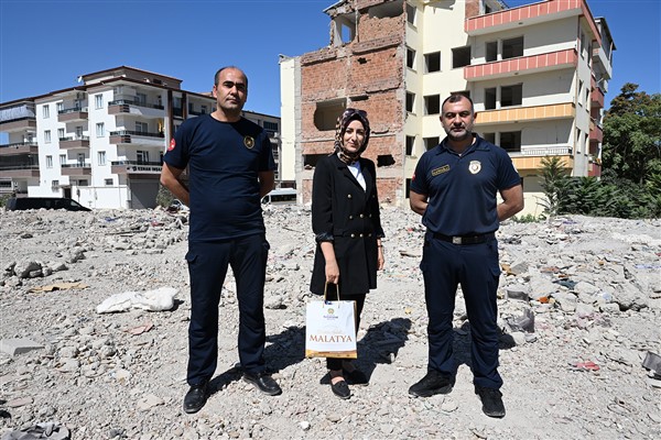Depremde yıkılan apartmanın enkazdan bulunan özel eşyalar sahibine teslim edildi