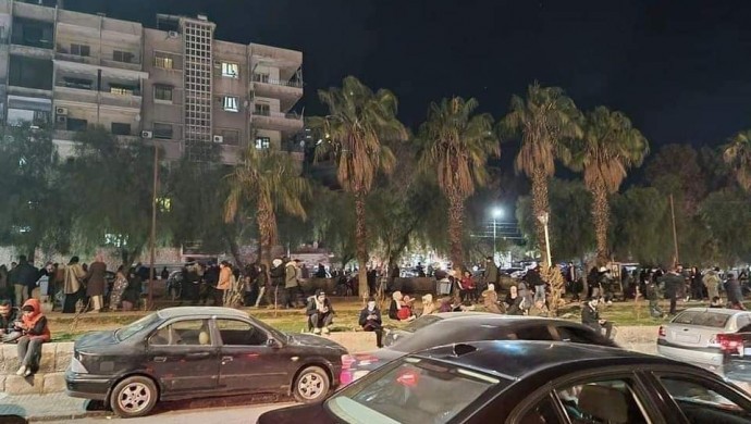 Depremden etkilenen Lübnan’da da halk sokakta 