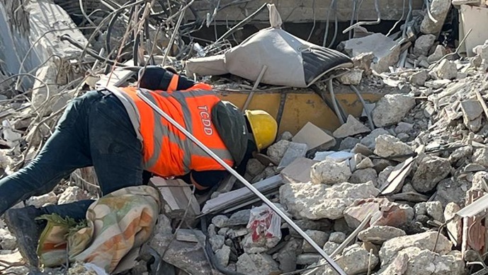 Depremin 198. saatinde 2 kişi enkaz altından kurtarıldı