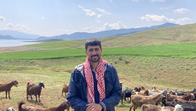 Depremzede besici: Sağdığım sütü satamadığım için döküyorum