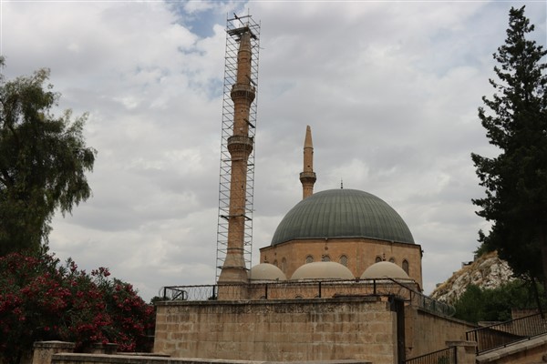 Dergah Camisi minaresinde onarım çalışmaları sürüyor