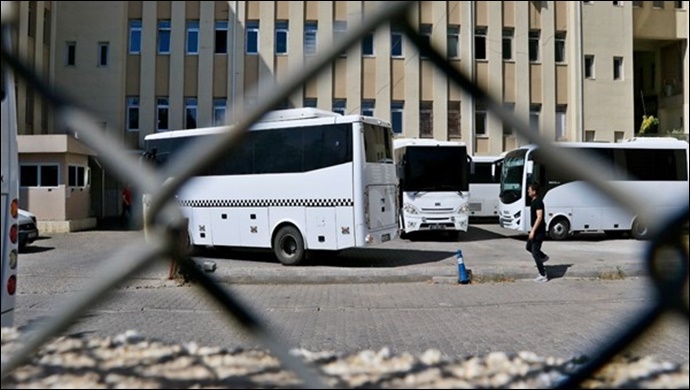 Diyarbakır'da gözaltına alınan 20 gazeteciden 16'sı tutuklandı