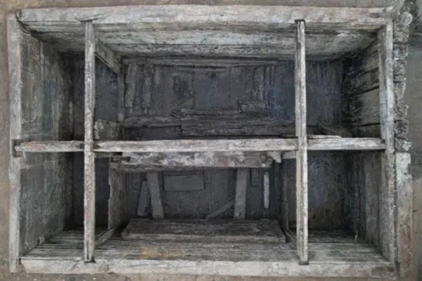 Doğu Çin’de içinde 70 parça eşya olan 1,800 yıllık mezarlar bulundu