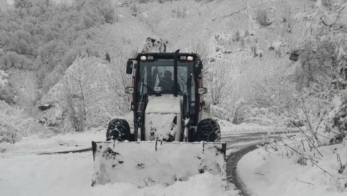 Doğu Karadeniz'de kar yolları kapattı