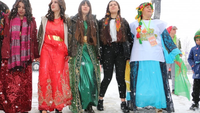 Dört bir yanda Newroz ateşi yakılıyor