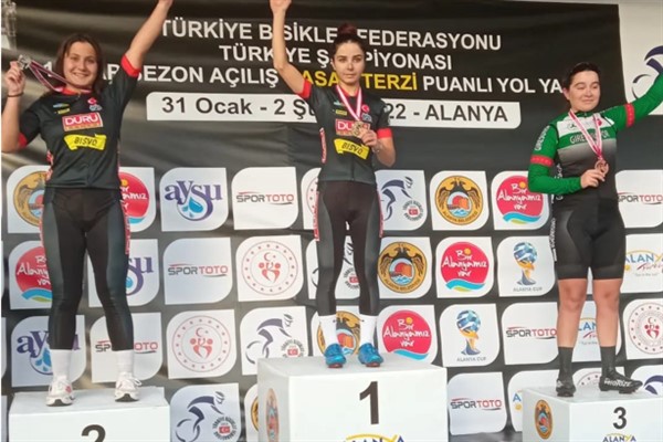 Duru Bulgur’un kadın sporcuları Alanya’daki bisiklet yarışına damga vurdu