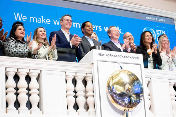 Eaton, borsadaki  100. yılını kutlamak için NYSE açılış zilini çaldı