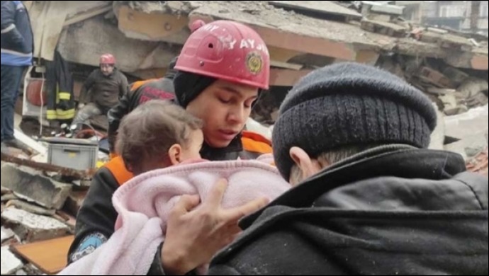 Enkazdan çıkarılan bin 613 çocuk ailesine teslim edildi