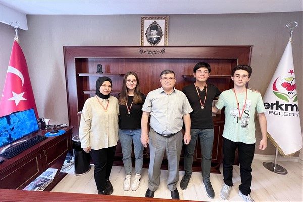 Erkmen Belediyesi, dereceye giren öğrencilere altın hediye etti