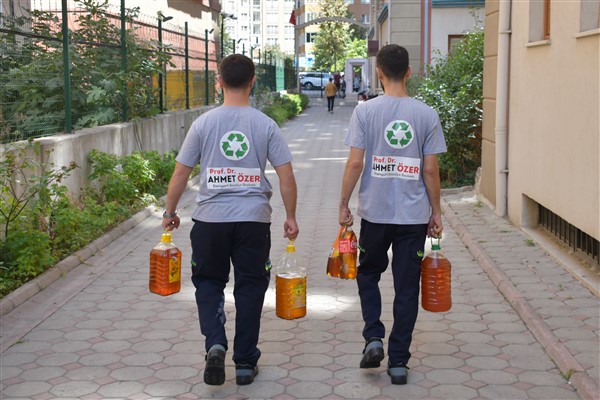 Esenyurt’ta 5 litre atık yağ 1 litre deterjana dönüşüyor
