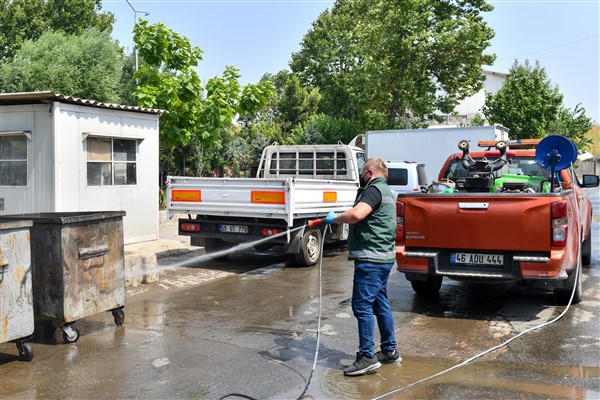 Esenyurt'ta çöp konteynerlerini ilaçlama ve yıkama çalışmaları sürüyor