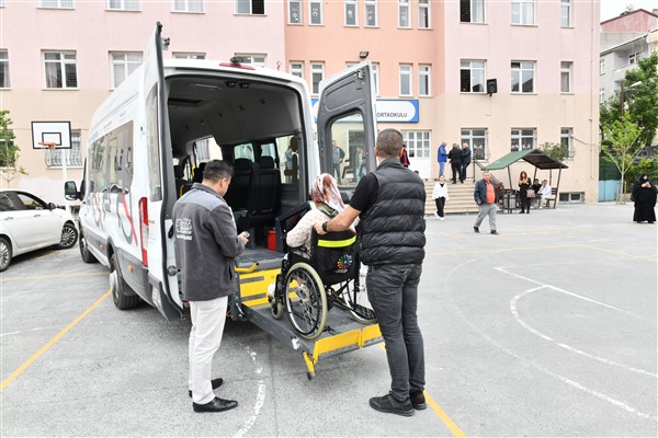 Esenyurt'ta engelli ve yaşlı vatandaşların sandıklara ulaşımı sağlandı