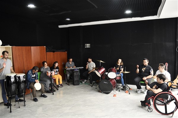 Esenyurt'ta özel öğrenciler iletişim becerilerini müzikle geliştiriyor