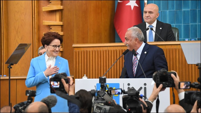 Eski Bakan Ahmet Eşref Fakıbaba Resmen İYİ Parti'de