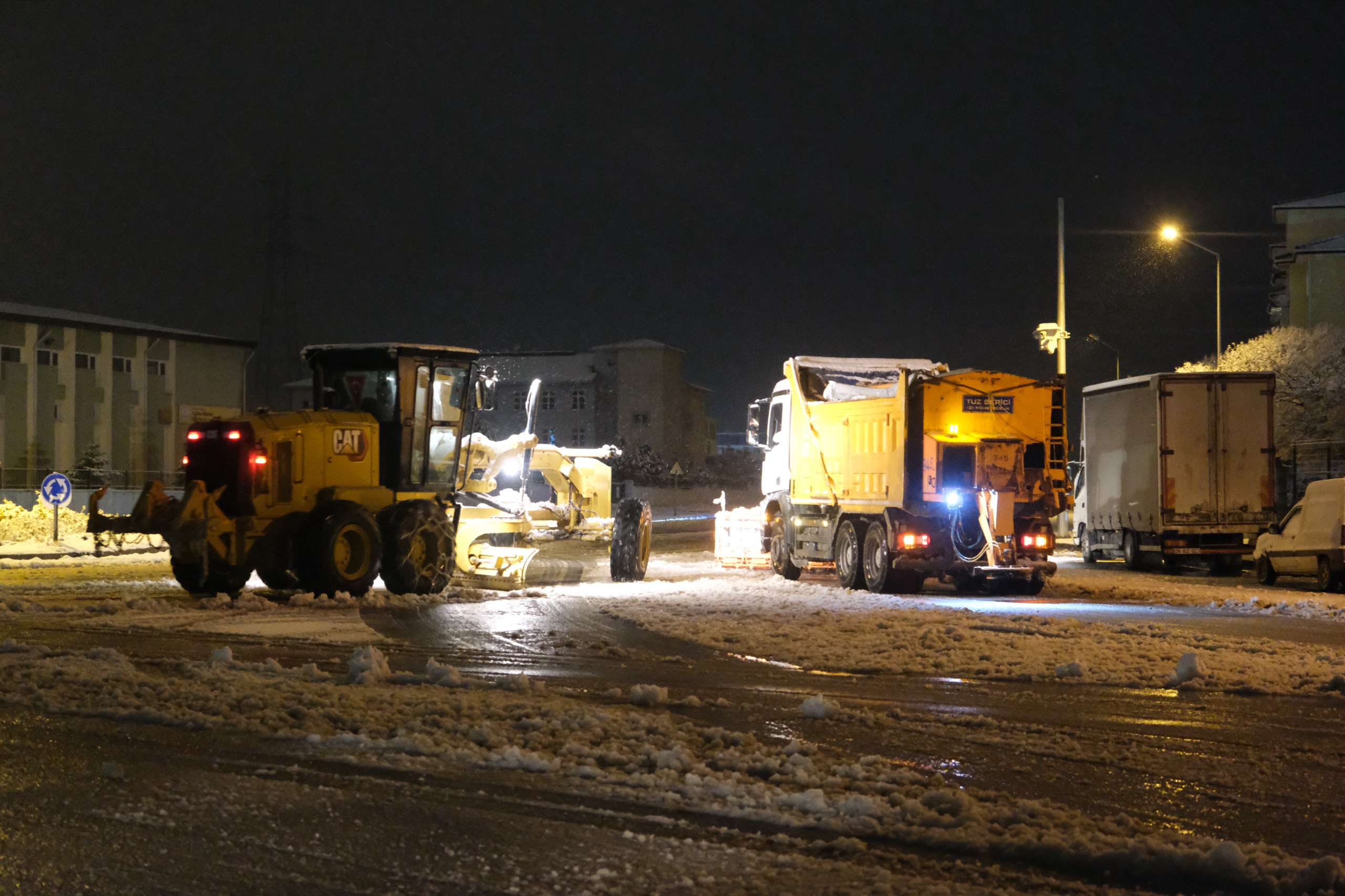 Eskişehir'de kar ve buzla mücadele çalışmaları sürdürülüyor