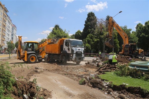 Eskişehir’de kavşak projesinde söküm çalışmalarına başlandı
