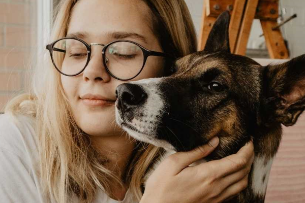 Evde erken yaşta kedi ve köpek beslemek alerji riskini azaltıyor