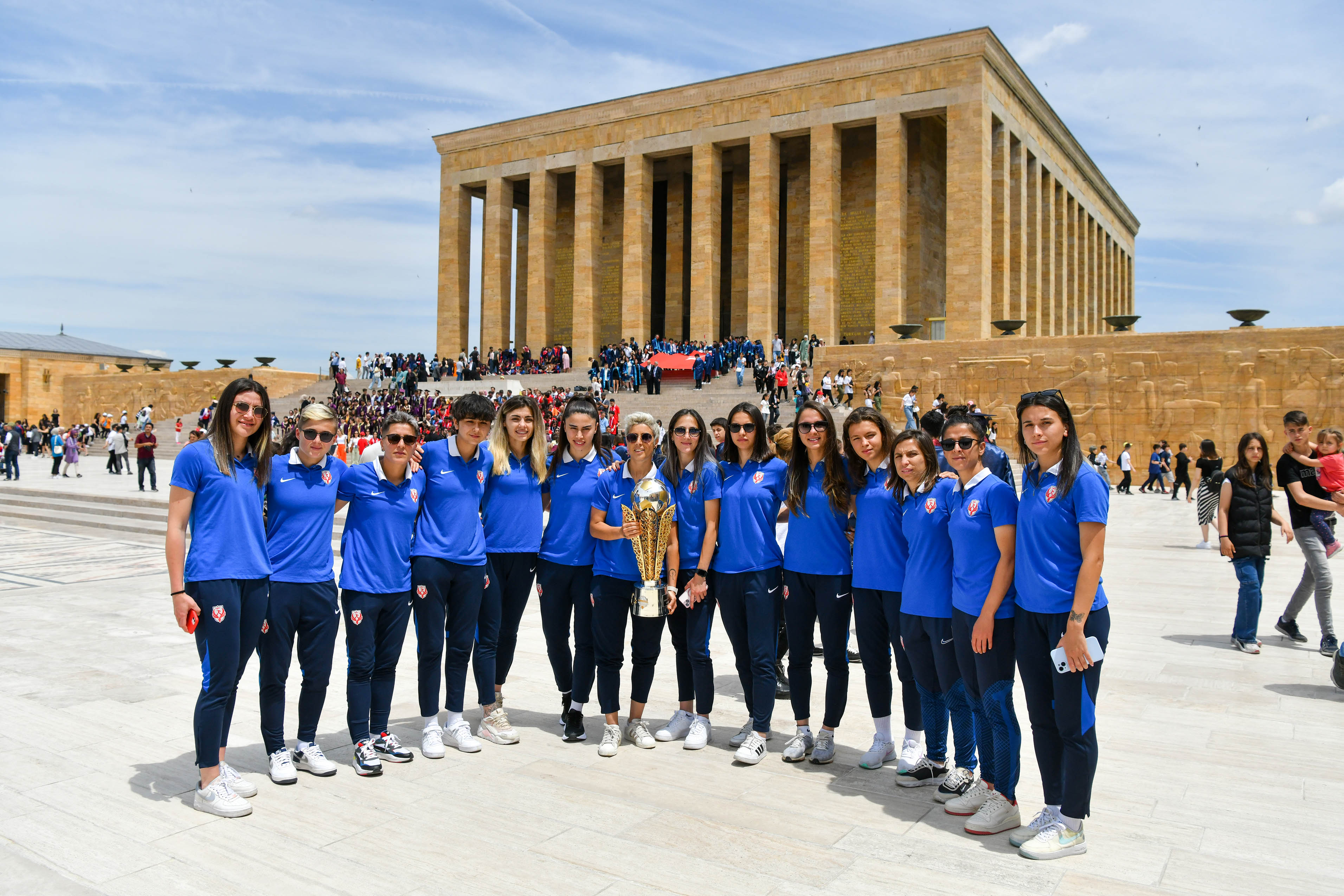 FOMGET, şampiyonluk kupasıyla Ata’nın huzurunda