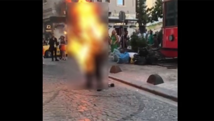 Galata Kulesi’nde bir kişi kendini ateşe verdi