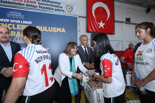 Gaziantep Büyükşehir’den Nizip Spor Lisesi öğrencilerine malzeme yardımı