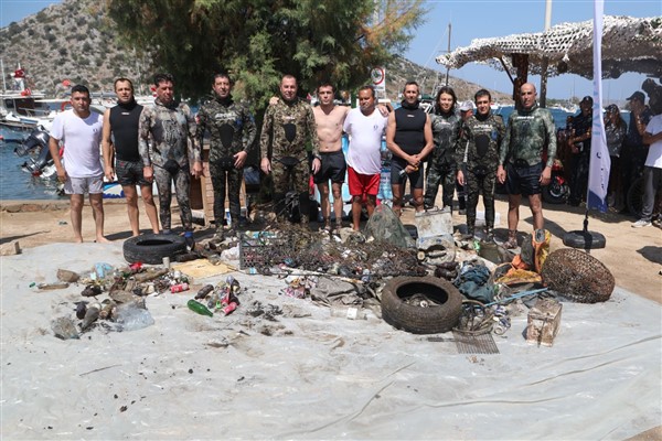 Gümüşlük’te deniz dibi temizliği yapıldı