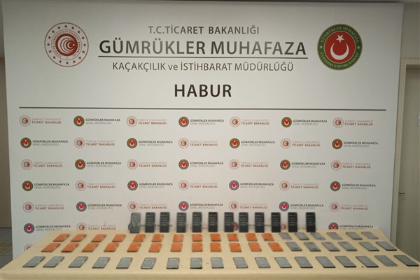 Habur Sınır Kapısı’nda akü içine gizlenmiş cep telefonları ele geçirildi