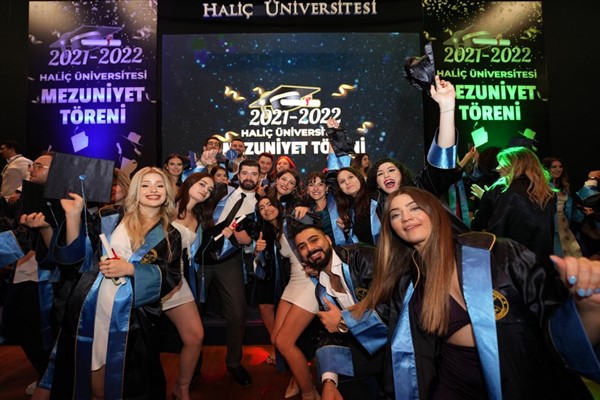 Haliç Üniversitesi'nin yeni kampüsünde ilk mezuniyet