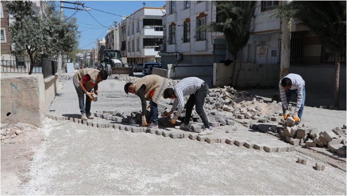 Haliliye'de geniş yol ağı için 7/24 mesai sürüyor