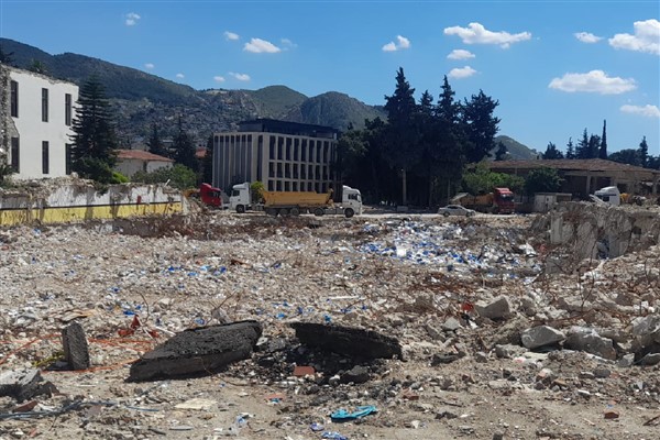Hatay’da belediye arşivi enkaz içinde kaldı