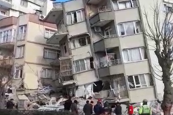 Hatay'da birçok bina yan yattı