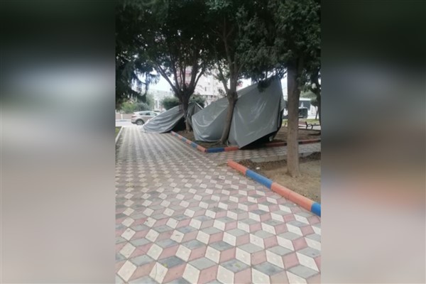 Hatay'da fırtına nedeniyle çadırlar zarar gördü 