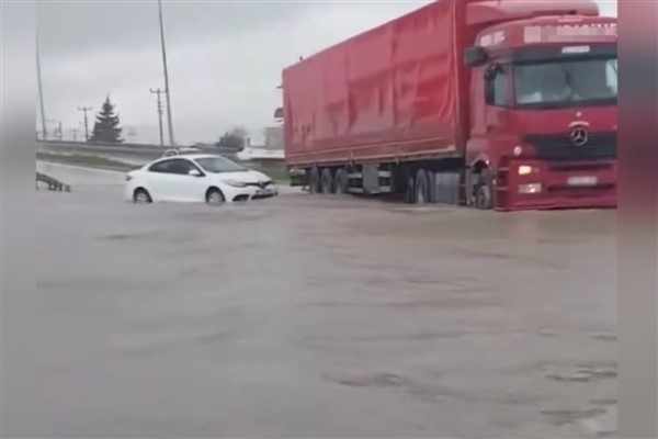 Hatay’da şiddetli sağanak hayatı olumsuz etkiledi