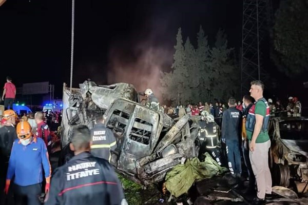 Hatay'da trafik kazası: 6 kişi yaşamını yitirdi, 32 kişi yaralandı