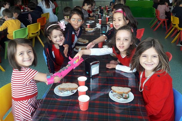 Hatay’da uzuv kaybı yaşayan çocuklara ücretsiz Roboteller sağlanacak