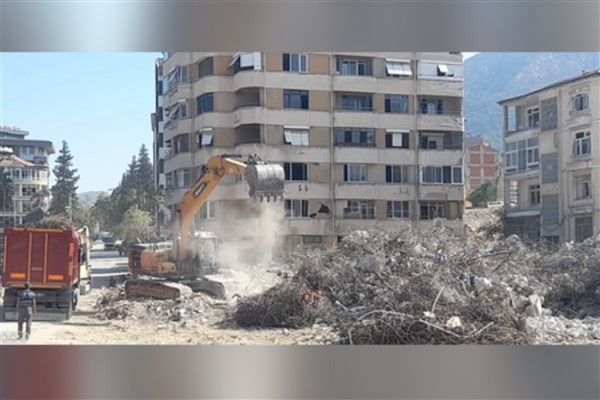 Hatay'da yerinde ayrıştırma ve moloz kaldırma çalışmaları devam ediyor