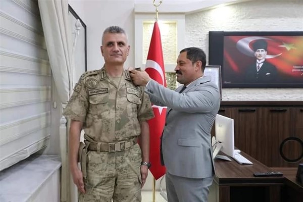 Hatay Valisi Masatlı, Mustafa Bakçepınar'ın rütbesini taktı